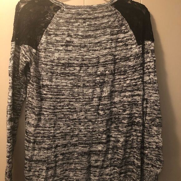 Lace shoulder sweater  - Picture 4 of 4